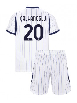 Otroški Nogometna dresi replika Inter Milan Hakan Calhanoglu #20 Gostujoči 2026-27 Kratek rokav (+ hlače)